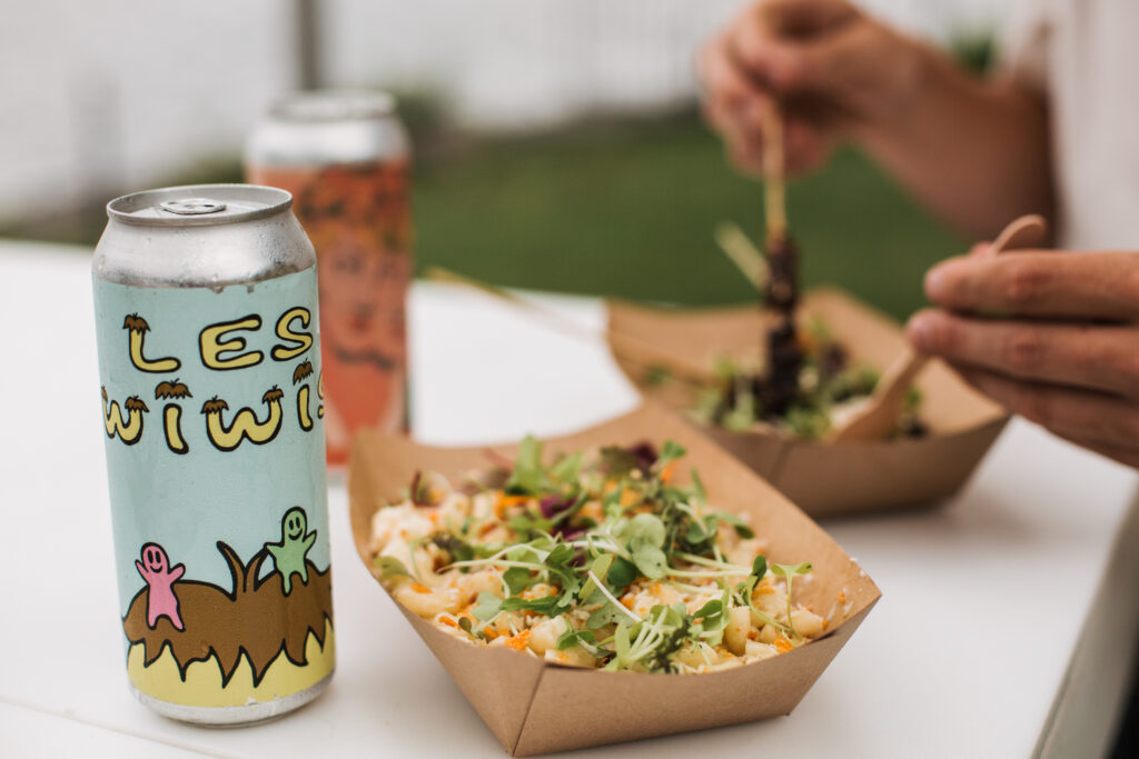 Deux macaroni au fromage gastronomique avec deux canettes de bières artisanales.