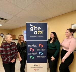 En partant de gauche : Lise Paradis, Directrice exécutive du Gîte Ami; Julie Moffatt, Présidente-Directrice Générale GFCLL; Stéphanie Laurin, Coordonnatrice aux communications et marketing GFCLL; Félixe Lanoix-Grenier, Designer et coordonnatrice événements GFCLL.