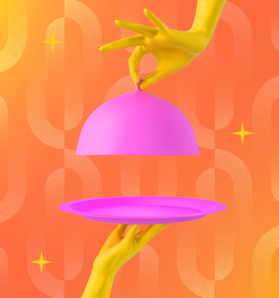 Mains jaunes qui ouvrent délicatement une cloche de service rose devant un arrière-plan orange.