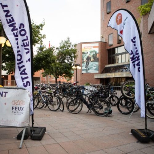 Stationnement à vélos remplis de vélos aux Grands Feux.